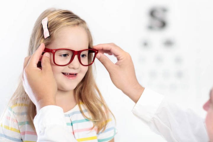 及时干预近视，使用善瞳滴眼液有效控制儿童近视_香港济民药业