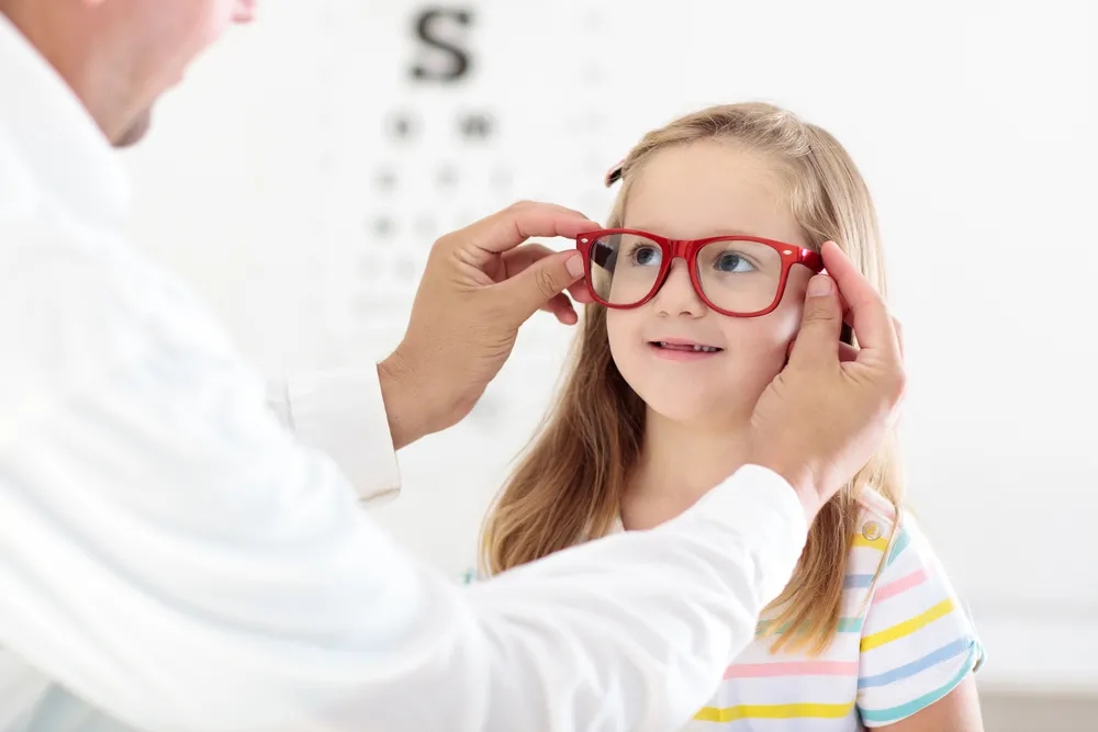 用0.01%阿托品控制儿童近视，“善瞳”有哪些优点？_香港济民药业